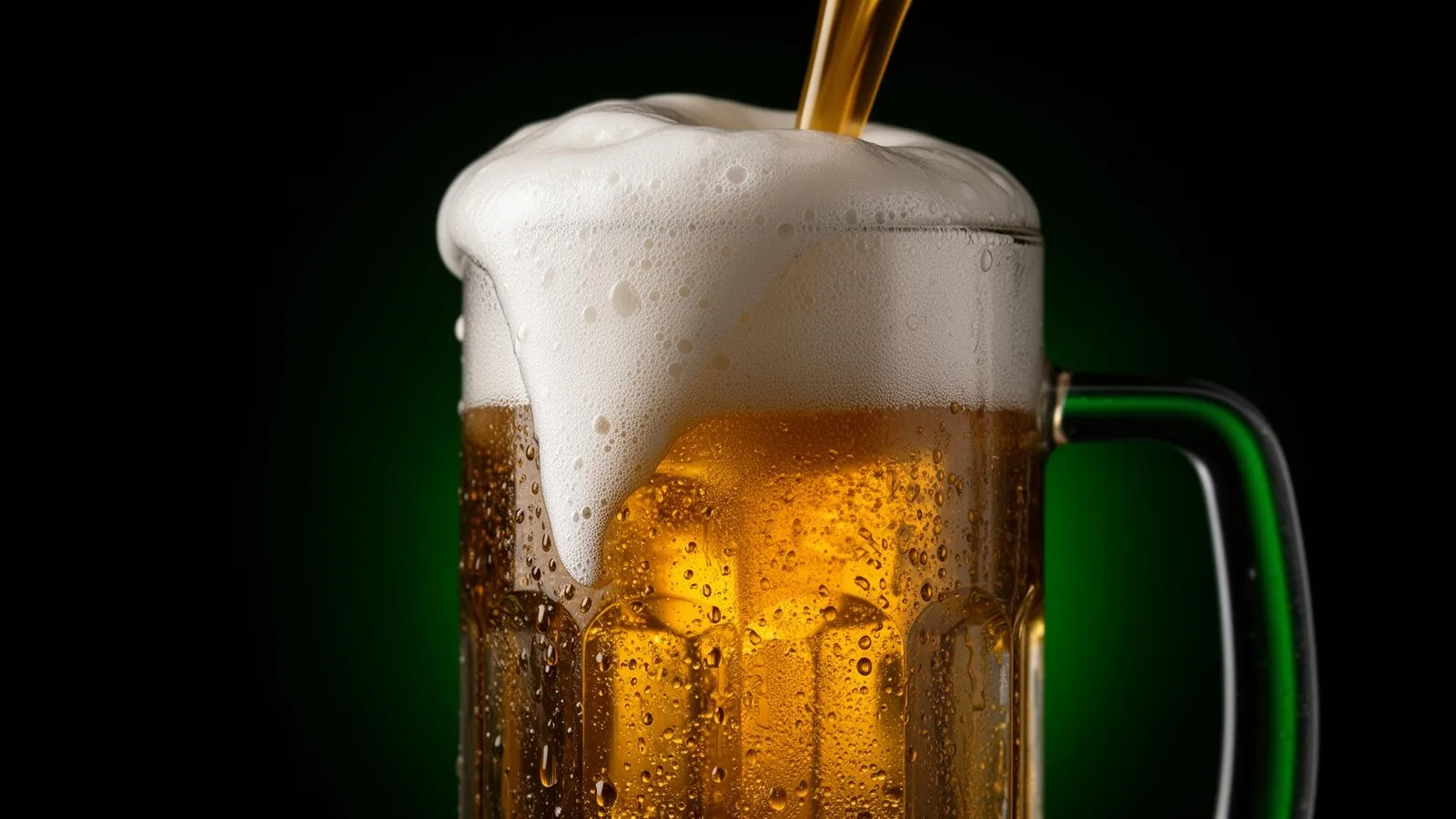 Chopp gelado servido com colarinho cremoso
